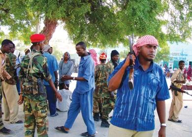 جنود صوماليون وأفراد من المحاكم الإسلامية تحرس مقر الشيخ شريف أحمد بمقديشو لدى وصوله أمس جنود صوماليون وأفراد من المحاكم الإسلامية تحرس مقر الشيخ شريف أحمد بمقديشو لدى وصوله أمس
