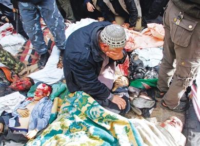 فلسطيني وسط جثث شهداء يبكي ممسكا بجثة ولده... فلسطيني وسط جثث شهداء يبكي ممسكا بجثة ولده...