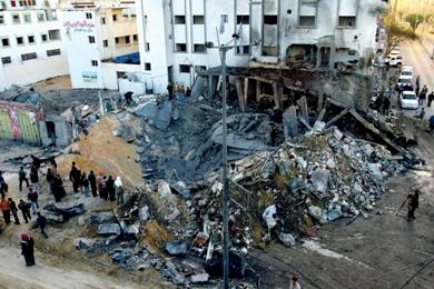 فلسطينيون ينظرون إلى أطلال مسجد الشفاء بعد أن دمرته غارة إسرائيلية أمس فلسطينيون ينظرون إلى أطلال مسجد الشفاء بعد أن دمرته غارة إسرائيلية أمس