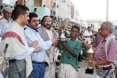 الشيخ العيسي والزميل رئيس تحرير «الأيام الرياضي» يقدمان لقائد الوحدة كأس المرقشي الشيخ العيسي والزميل رئيس تحرير «الأيام الرياضي» يقدمان لقائد الوحدة كأس المرقشي