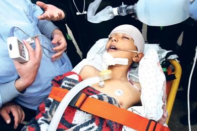 صبي فلسطيني جريح يسعفه أطباء الصليب الأحمر في معبر رفح أمس صبي فلسطيني جريح يسعفه أطباء الصليب الأحمر في معبر رفح أمس