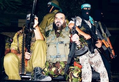 صورة للقيادي في حماس نزار ريان خلال مشاركته في تدريبات بشمال غزة في 15 سبتمبر 2007 صورة للقيادي في حماس نزار ريان خلال مشاركته في تدريبات بشمال غزة في 15 سبتمبر 2007
