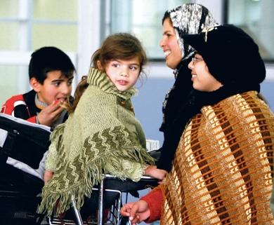 عائلة فلسطينية تحمل جنسية أجنبية أثناء خروجهم من معبر ايريز ودخولهم إلى إسرائيل أمس