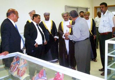 أثناء تجول الوفد العماني بكليات الجامعة أثناء تجول الوفد العماني بكليات الجامعة