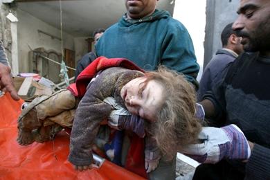صورة لجثة طفلة فلسطينية عثر عليها بعد قصف إسرائيل منزلا بحي الزيتون بغزة أمس صورة لجثة طفلة فلسطينية عثر عليها بعد قصف إسرائيل منزلا بحي الزيتون بغزة أمس