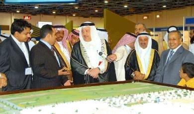 موقع المدينة الخضراء والجميع يستمع إلى شرح من مدير المشروع محمد الهمداني موقع المدينة الخضراء والجميع يستمع إلى شرح من مدير المشروع محمد الهمداني