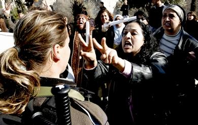امرأة فلسطينية تصرخ بغضب مشيرة بعلامة النصر في وجه جندية إسرائيلية أثناء تظاهرة للتنديد بالعدوان الإسرائيلي على غزة بالقرب من بوابة دمشق في القدس القديمة أمس امرأة فلسطينية تصرخ بغضب مشيرة بعلامة النصر في وجه جندية إسرائيلية أثناء تظاهرة للتنديد بالعدوان الإسرائيلي على غزة بالقرب من بوابة دمشق في القدس القديمة أمس