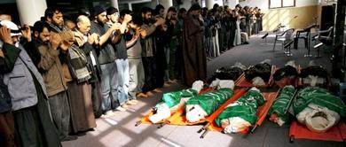 فلسطينيون يؤدون صلاة الجنازة على تسعة شهداء في غارة جوية إسرائيلية ببيت لاهيا شمال غزة أمس فلسطينيون يؤدون صلاة الجنازة على تسعة شهداء في غارة جوية إسرائيلية ببيت لاهيا شمال غزة أمس