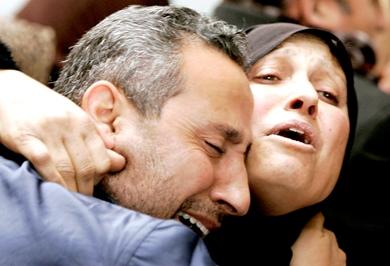 قريبان لشهيد فلسطيني يبكيان خلال تشييع جنازته في شمال قطاع غزة أمس قريبان لشهيد فلسطيني يبكيان خلال تشييع جنازته في شمال قطاع غزة أمس