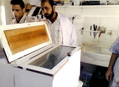 دولاب زجاجي نظيف ومحكم الغلق لحفظ الروتي يمنع دخول الغبار والذباب في مقصف مدرسة الطويلة دولاب زجاجي نظيف ومحكم الغلق لحفظ الروتي يمنع دخول الغبار والذباب في مقصف مدرسة الطويلة