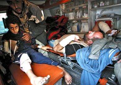 فلسطينيان مصابان ينتظران داخل سيارة إسعاف إخراجهما عبر معبر رفح إلى مستشفى في مصر أمس فلسطينيان مصابان ينتظران داخل سيارة إسعاف إخراجهما عبر معبر رفح إلى مستشفى في مصر أمس