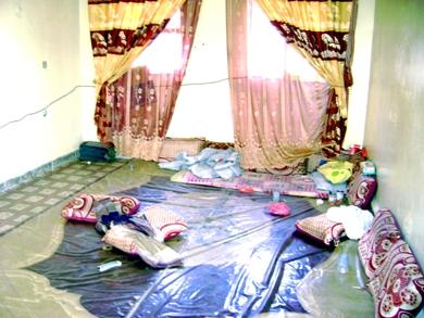 غرفة المنزل الذي اخترقته قنابل مسيلة للدموع غرفة المنزل الذي اخترقته قنابل مسيلة للدموع