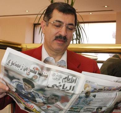 د.علاء صادق يتصفح«الأيام الرياضي»