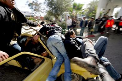 صورة عن كيفية نقل الجرحى الفلسطينيين خارج مستشفى الشفاء في مدينة غزة أمس صورة عن كيفية نقل الجرحى الفلسطينيين خارج مستشفى الشفاء في مدينة غزة أمس