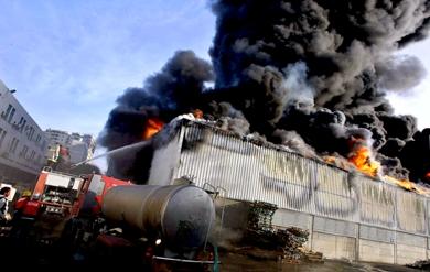 رجال الإطفاء الفلسطينيون يحاولون إخماد النيران في مخازن الأمم المتحدة للأغذية بغزة بعد أن قصفتها إسرائيل رجال الإطفاء الفلسطينيون يحاولون إخماد النيران في مخازن الأمم المتحدة للأغذية بغزة بعد أن قصفتها إسرائيل