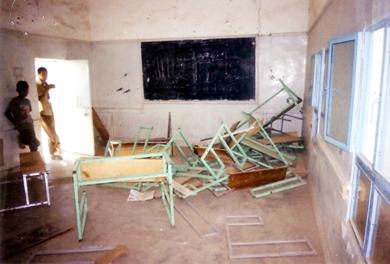 أثاث الثانوية محطمة أثاث الثانوية محطمة