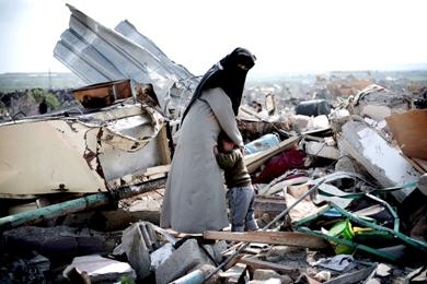 سيدة فلسطينية تربت على طفلتها بأن لا تحزن فإن الله معهم سيدة فلسطينية تربت على طفلتها بأن لا تحزن فإن الله معهم