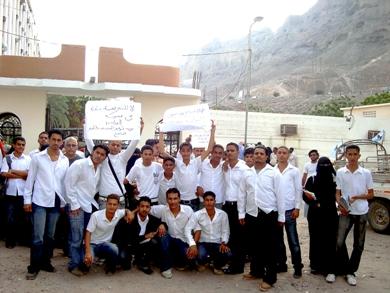 اعتصام الطلاب أمام مبنى المحافظة اعتصام الطلاب أمام مبنى المحافظة