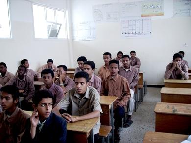 طلاب ثانوية في احدى الفصول الدراسية طلاب ثانوية في احدى الفصول الدراسية