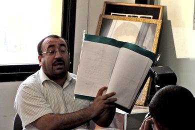 المحامي خالد الآنسي يعرض تقريرا مزورا
