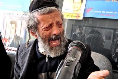 والد القتيل يجش بالبكاء ويصيح «نحن بذمة الرئيس»