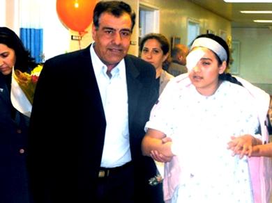 الطبيب الفلسطيني مع ابنته شذا أثناء خروجها من مستشفى (تل هشومير) في تل ابيب الطبيب الفلسطيني مع ابنته شذا أثناء خروجها من مستشفى (تل هشومير) في تل ابيب