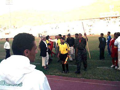 طاقم تحكيم المبارة يخرج بحماية الأمن طاقم تحكيم المبارة يخرج بحماية الأمن