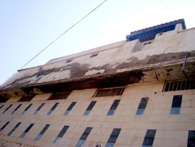 الجهة الخلفية من السوق والتشققات بادية عليها الجهة الخلفية من السوق والتشققات بادية عليها