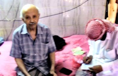 الصراف ياسر حميد في منزل الحاج عبدالكريم راجح ليسلمه المعاش الصراف ياسر حميد في منزل الحاج عبدالكريم راجح ليسلمه المعاش