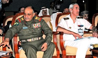 وزير الدفاع وقائد القوات الفرنسية في المحيط الهندي في المؤتمر أمس وزير الدفاع وقائد القوات الفرنسية في المحيط الهندي في المؤتمر أمس