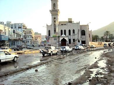 شارع عام تحول إلى بحر من الماء شارع عام تحول إلى بحر من الماء