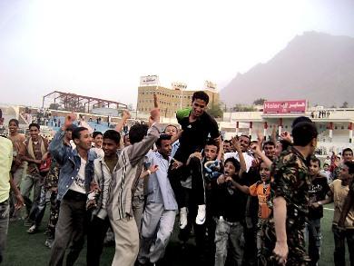 الجماهير تحمل حارس اليرموك السوادي على الأعناق