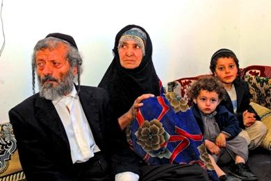 والد ووالدة القتيل ماشا مع أحفادهم في منزلهم بريدة في عمران