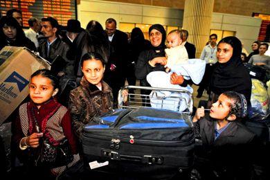 عائلة يهودية في مطار بن جوريون بتل أبيب إثر قدومها من اليمن إلى إسرائيل أمس عائلة يهودية في مطار بن جوريون بتل أبيب إثر قدومها من اليمن إلى إسرائيل أمس