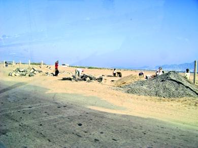 صور تبين استئناف العمل في منطقة الحسوة بعدن تحت الحراسة الأمنية أمس صور تبين استئناف العمل في منطقة الحسوة بعدن تحت الحراسة الأمنية أمس
