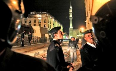 ضباط من الشرطة المصرية في موقع الانفجار أمس