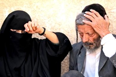 والد المجني عليه ماشا النهاري وأرملته خارج المحكمة بعد النطق بالحكم أمس