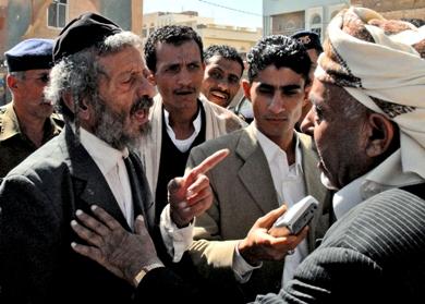 والد المجني عليه يجادل أحد أفراد قبيلة الجاني بعد مغادرة قاعة المحكمة أمس