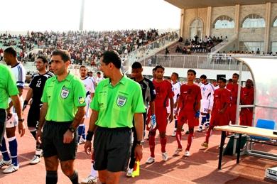 لحظة دخول اللاعبين جنبا إلى جنب لحظة دخول اللاعبين جنبا إلى جنب