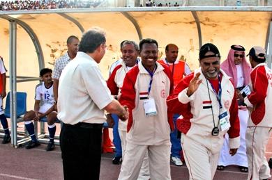 الجهاز الفني للتلال يحيي نظيره البحريني الجهاز الفني للتلال يحيي نظيره البحريني