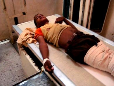 احد المصابين في الحادث يتلقى العلاج في المستشفى أمس