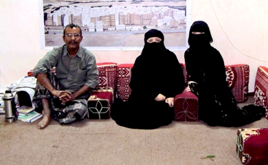 الزميل علوي بن سميط بجانبه زهرة الجنيد وشيريل لو في شبام الزميل علوي بن سميط بجانبه زهرة الجنيد وشيريل لو في شبام
