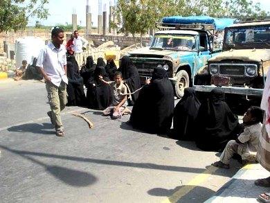 نسوة وأطفال يفترشون الطريق العام للتعبير عن احتجاجهم أمس
