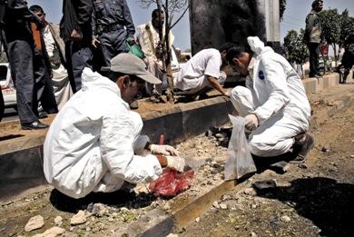 صورة لرجال الأمن والتكنيك الجنائي يتفحصون موقع الانفجار بصنعاء أمس صورة لرجال الأمن والتكنيك الجنائي يتفحصون موقع الانفجار بصنعاء أمس