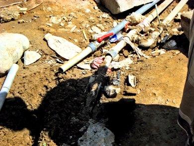 أنابيب مياه متهالكة أنابيب مياه متهالكة