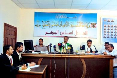 فضيلة القاضي محسن علوان أثناء النطق بالحكم أمس فضيلة القاضي محسن علوان أثناء النطق بالحكم أمس