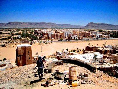أثناء بناء المصطبة الحجرية بالجبل تسهيلا للسياح قبل نحو عامين أثناء بناء المصطبة الحجرية بالجبل تسهيلا للسياح قبل نحو عامين