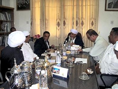 الداعية المشهور اثناء لقائه برئيس الجامعة وقيادتها