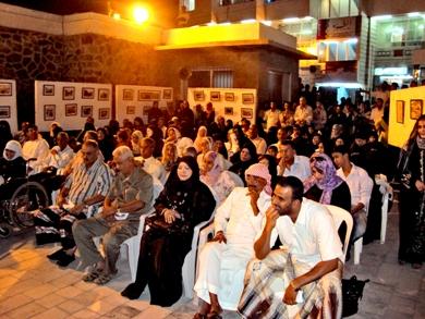 الاعلامية القديرة عديلة بيومي تتوسط الحاضرين في الحفل الاعلامية القديرة عديلة بيومي تتوسط الحاضرين في الحفل