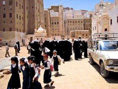 صورة لنساء جمعيات من زبيد يتجولن في شبام صورة لنساء جمعيات من زبيد يتجولن في شبام